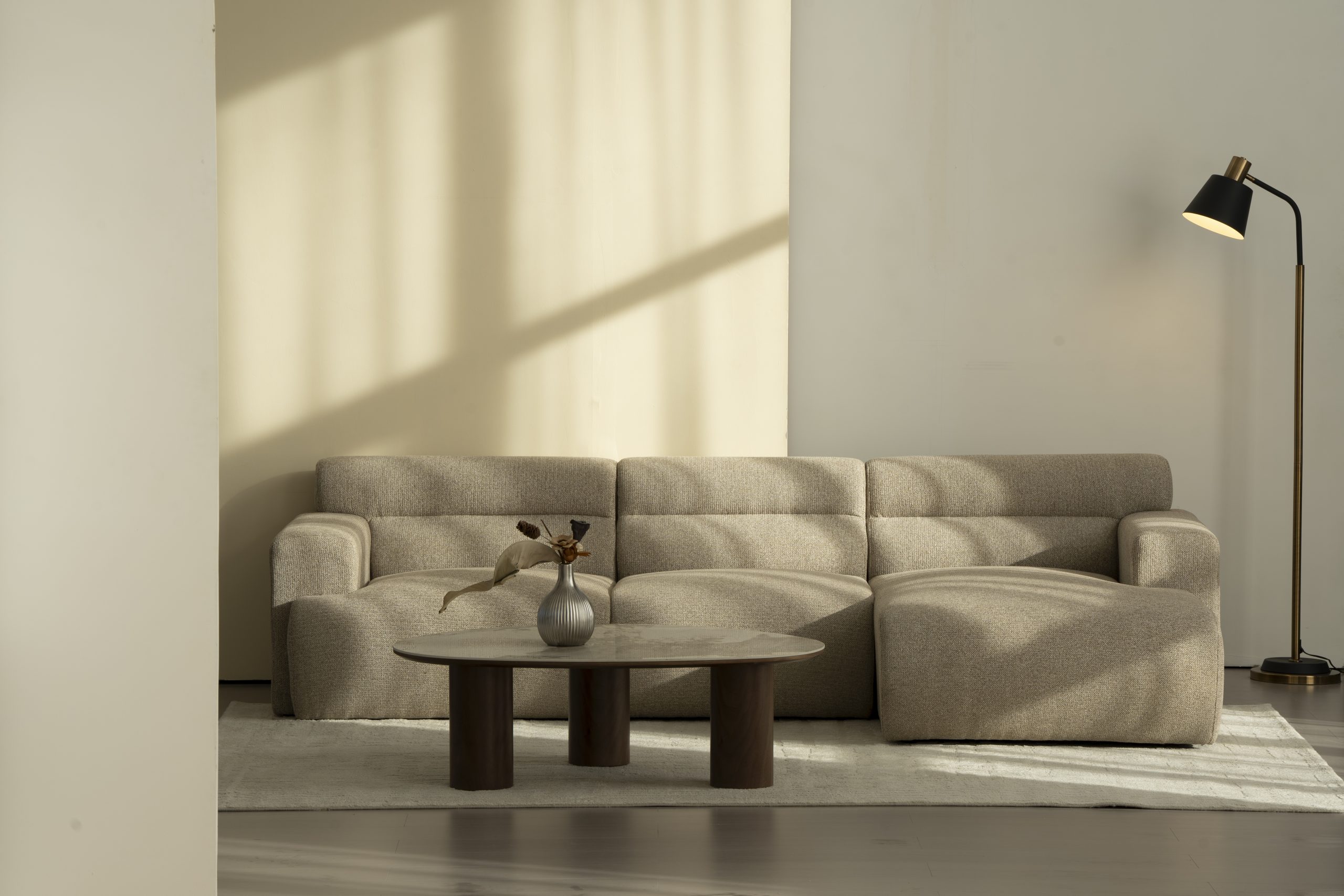 Canapé d'angle Como en tissu Q52-05 coloris Mocha avec méridienne à droite.