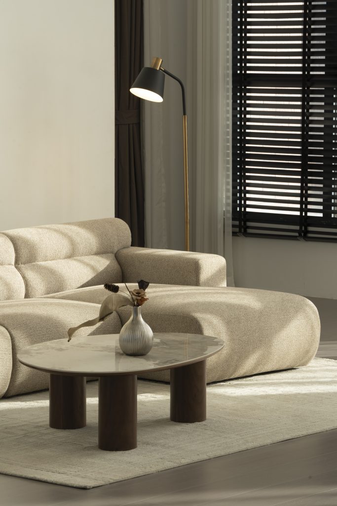 Canapé d'angle Como en tissu Q52-05 coloris Mocha avec méridienne à droite.