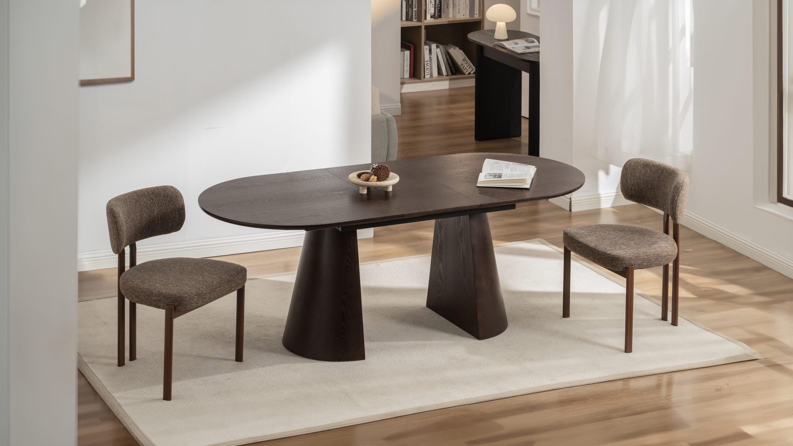 Chaise et table design Verona en tissu G681-7A avec pieds finition transfert noyer n°11.