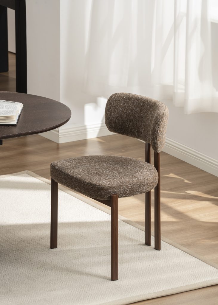 Chaise design Verona en tissu G681-7A avec pieds finition transfert noyer n°11.