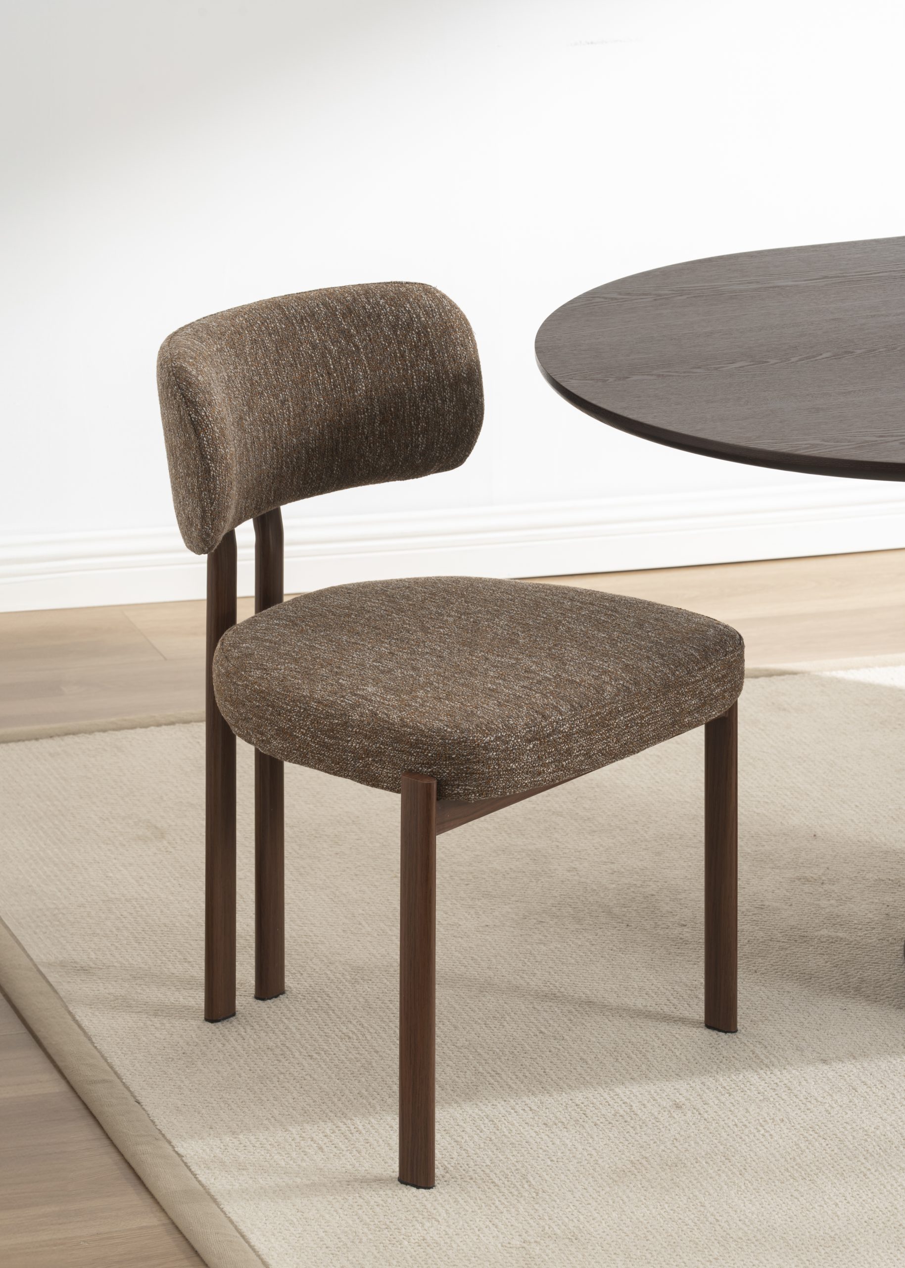Chaise design Verona en tissu G681-7A avec pieds finition transfert noyer n°11.