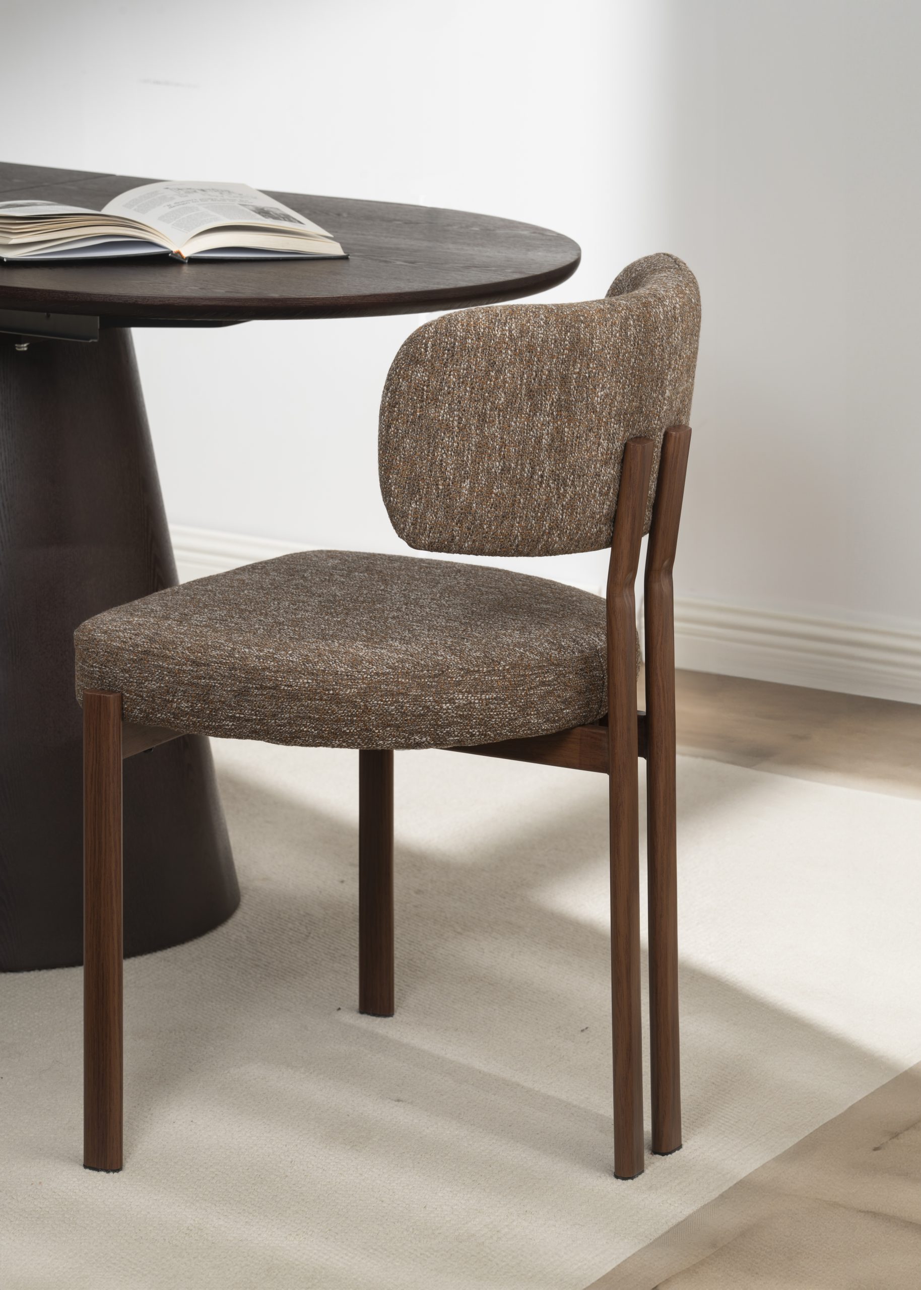 Chaise design Verona en tissu G681-7A avec pieds finition transfert noyer n°11.