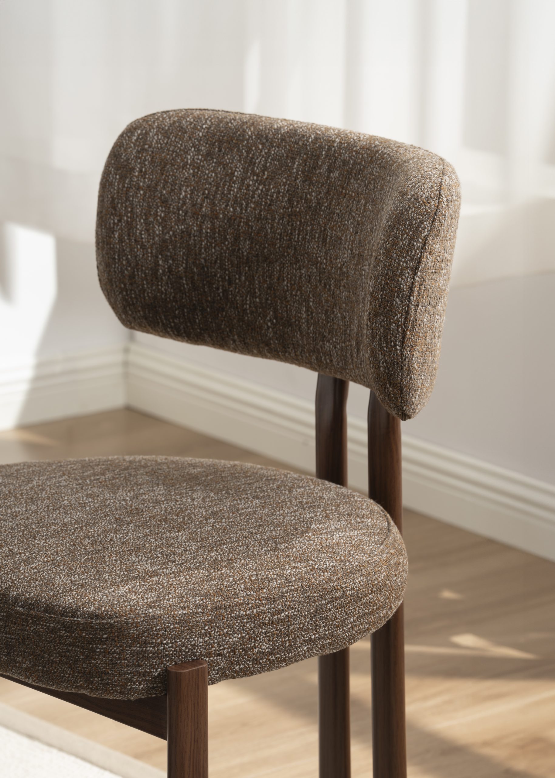 Chaise design Verona en tissu G681-7A avec pieds finition transfert noyer n°11.